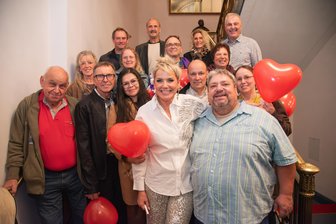 „Bauer sucht Frau“-Treffen im Vogtland: Konzert von Inka Bause in Bad Elster als großes Wiedersehen - Inka Bause (Mitte) traf einige ihrer Bauern, die durch die RTL-Fernsehsendung „Bauer sucht Frau“ bekannt wurden, im König-Albert-Theater in Bad Elster wieder.