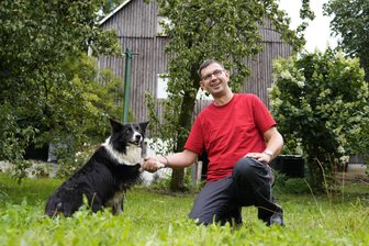 „Bauer sucht Frau“: Warum fehlt der Erzgebirger Thomas Köhler beim Scheunenfest? - Mit seinem Hund Fips begibt sich Thomas Köhler gern auf lange Spaziergänge.