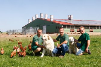 Bauern-Bibeltag dieses Mal in Schönberg: Geflügelhof Weber öffnet am Sonntag seine Türen - Richard, Christian und Jürgen Weber (v.l.) mit Legehennen und Hütehunden.
