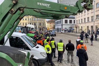 Bauern demonstrieren auf dem Zwickauer Hauptmarkt: „Wir sind lieb“ - Etwa 100 Personen haben sich am Donnerstag zu einer Demonstration auf dem Hauptmarkt versammelt. Bauern und Unternehmer forderten unter anderem Steuererleichterungen.