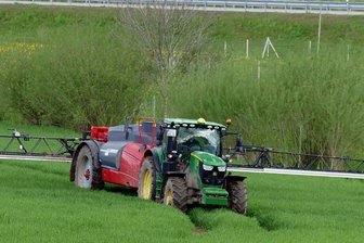 Bauern der Region füllen ihre Futtersilos auf - Auf diesem Feld bei Falkenbach wird ein flüssiges Pflanzenschutzmittel aufgebracht, das die Getreidehalme stabilisieren und ihnen mehr Standfestigkeit geben soll.