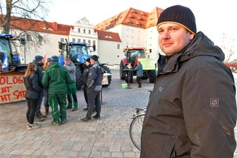 Bauern ernten in Freiberg vor allem Zuspruch - Marius Bock von der Agrargenossenschaft Sayda informierte am Dienstagnachmittag auf dem Schlossplatz in Freiberg mit Berufskollegen über die Bauernproteste und die Wirtschaftsweise in der Landwirtschaft.