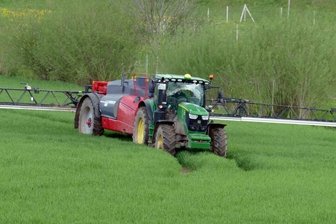 Bauern füllen ihre Futtersilos auf - Auf diesem Feld bei Falkenbach wird ein flüssiges Pflanzenschutzmittel aufgebracht, das die Getreidehalme stabilisieren und ihnen mehr Standfestigkeit geben soll.