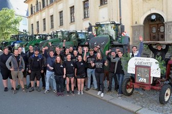 Bauern-Nachwuchs fährt mit breiter Brust durch Reichenbach - Vor der Abfahrt des Korsos an die Göltzschtalbrücke nahmen die Lehrlinge am Freitag ein letztes Mal vor ihrer Schule Aufstellung. 