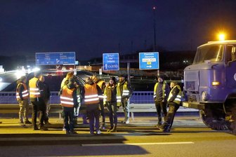 Bauern stellen sich auf Brücke über A4 in Chemnitz - Bauern stehen mit ihren Landmaschinen auf Brücke über A4.