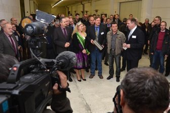 Bauern wagen Sprung ins Milchbusiness - Seltenes Ereignis: Zur Grundsteinlegung für den Umbau der künftigen Molkerei im Peniger Gewerbegebiet ist das Interesse der Medien groß gewesen. 2011 wurde lediglich eine Molkerei in Deutschland eröffnet.