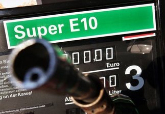 Bauern werfen Umweltverbänden bei E-10 Panikmache vor - In der Diskussion um den neuen "Biokraftstoff" E-10 hat der Deutsche Bauernverband Umweltschutzorganisationen Panikmache vorgeworfen. Umweltverbände hatten vor einer ungünstigen Klimabilanz der neuen Benzinsorte gewarnt. (Archivfoto)