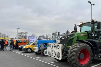 Bauerndemo rund um Crimmitschau und Werdau: Zwischen Korso-Runden und Soljanka - Auf dem neuen Parkplatz hinter dem Crimmitschauer Bahnhof am Nordverbinder sammelten sich gegen Mittag Fahrzeuge eines Korsos.