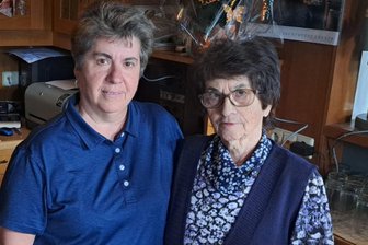 „Bauernfrühstück geht immer“: Höllmühle Schellenberg blickt auf 60 Jahre Familiengeschichte - Kati Zenker mit ihrer Mutter Isa Müller (v.l.) im Gasthaus Höllmühle in Schellenberg.