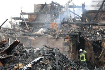 Bauernhaus im Erzgebirge brennt nieder: 200.000 Euro Schaden – Spendenaktion für Familie gestartet - Nur noch verkohlte Reste: Ein verheerender Brand hat in Waschleithe gewütet. Dabei ist ein Bauernhaus zerstört worden.