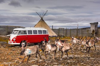 Bauernmarkt-Finale und Reisefestival in Plauen, Kinderklassiker in Reichenbach: Tipps für das Wochenende im Vogtland - Mit dem Bulli war Peter Gebhard von Lissabon nach Lappland unterwegs. Der ist Referent beim „Weltblicke“-Festival in Plauen.