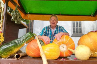 Bauernmarkt im Erzgebirge: Wer will Rekordgemüse züchten? - Rainer Drechsel und die Riesenkürbisse sowie Monster-Zucchini wollen die Besucher beim Stollberger Bauernmarkt im Oktober begrüßen.