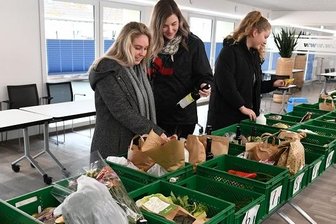 Bauernmarkt "zum Schwärmen" in Freiberg hat viele Stammkunden - In der Marktschwärmerei im Veranstaltungsraum der Wohnungsgenossenschaft in Freiberg wartet mittwochs die abholbereite Ware.
