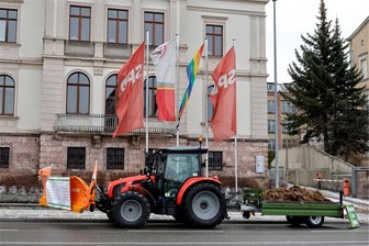 Bauernprotest am Freitag in Chemnitz: Kreuzungsblockade, Traktorenkorso und Mist vor Parteibüros - Bauern brachten am Freitag Mist vor Parteibüros. Im Bild: Büro der SPD an der Dresdner Straße.