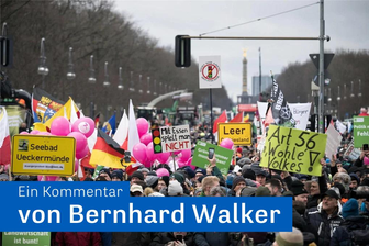 Bauernprotest: Fehlt der Ampelspitze der Mut für vernünftige Lösungen? - Demonstrationsteilnehmer stehen mit Plakaten während einer Protestdemonstration vor dem Brandenburger Tor.