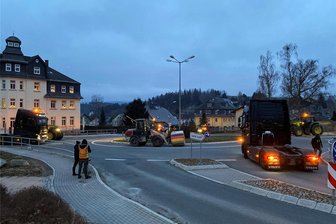 Bauernprotest in Schwarzenberg: Traktoren und Zugmaschinen blockieren Kreisverkehr Heide - Schon in den frühen Morgenstunden wurde der Kreisverkehr Heide in Schwarzenberg im Zuge der Bauernproteste blockiert.