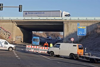 Bauernprotest in Zwickau und Umgebung: So ist die Lage am Mittwoch - Handwerker blockieren die B 180 in Hohenstein-Ernstthal. Das Foto entstand am Mittwoch gegen 10 Uhr.