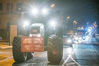 Bauernprotest: Nicht enden wollender Fahrzeugkorso rollt Samstagabend durchs Erzgebirge - Ein endlos erscheinender Fahrzeugkorso ist am Samstag kurz nach 17 Uhr im Marienberger Ortsteil Lauta gestartet. Etwa eine Stunde brauchte der aus Hunderten Fahrzeugen bestehende Konvoi, um die Bergstadt zu passieren.