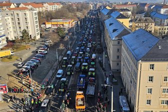 Bauernproteste am Mittwoch im Vogtland: Riesige Resonanz auf Kundgebung in Plauen legt für Stunden Verkehr lahm - Die Beteiligung an der zentralen Kundgebung in Plauen war enorm. Nicht nur die August-Bebel-Straße war auf vier Fahrspuren zugestellt. Der Konvoi reichte über den Albertplatz bis zur Pausaer Straße und zur Straße der Deutschen Einheit.