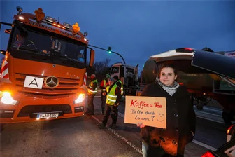 Bauernproteste am Montag: So lief der Tag im Vogtland - Die Landwirte im Vogtland erlebten viel Solidarität. Theresa Jüntschke aus Gutenfürst brachte ihnen Kaffee und Tee vorbei.