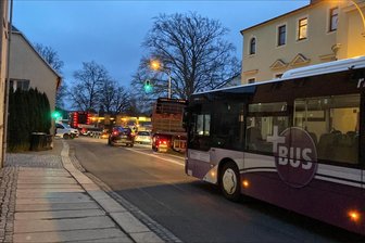 Bauernproteste im Chemnitzer Umland: Gesperrte Autobahnzufahrten, Staus und Sympathie - In Limbach-Oberfrohna staute es sich immer wieder auf der Chemnitzer Straße.