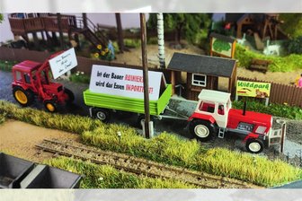 Bauernproteste im Mini-Format: Modellbau-Firma Busch aus dem Erzgebirge greift aktuelles Thema auf - Quasi über Nacht wurde bei Modellbau Busch in Schönheide die Idee geboren, aus Anlass der Bauernproteste Produkte auf den Markt zu bringen. Die Zugriffe auf den Online-Shop stimmen die Firma optimistisch.