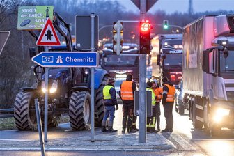 Bauernproteste im Vogtland: Mit diesen Einschränkungen ist am Dienstag zu rechnen - Nichts ging mehr am Montag an der Autobahnauffahrt in Treuen. Auch am Dienstag soll sie bis 15 Uhr dicht sein.