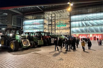 Bauernproteste in Chemnitz und Umland: Das kommt am Freitag auf Autofahrer zu - Bereits am Donnerstagabend hatte der Verein "Land schafft Verbindung" eine Kundgebung auf dem Markt abgehalten. Am Freitag soll eine wichtige Kreuzung blockiert werden.