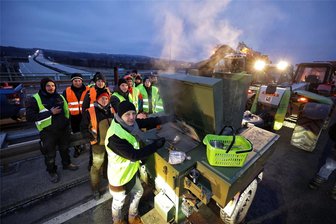 Bauernproteste in Glauchau: Bekannte Gastronomen werfen für Landwirte die Gulaschkanone an - Auf der Autobahnbrücke in Glauchau wurde für die demonstrierenden Landwirte die Gulaschkanone angeworfen.