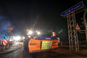 Bauernproteste in Westsachsen: Die Lage im Überblick - Seit dem Montagmorgen sind die meisten Autobahnauffahrten blockiert. An der A4 bei Hohenstein-Ernstthal protestieren die Bauern mit dem Schild: „Wer keine Landwirtschaft will, muss aufhören zu essen“.