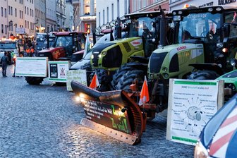 Bauernproteste: Landwirte im Erzgebirge lassen sich von Brand in Oelsnitz nicht einschüchtern - Erstmals hatten sich am Mittwoch zahlreiche Landwirte aus dem Erzgebirge der Protestaktion „Berggeschrey“ angeschlossen. Und die Bauern wollen ihren Unmut auch weiter auf die Straßen der Region tragen.