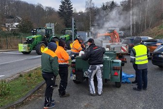 Bauernproteste: Warum sich viele Mittelsachsen mit den Landwirten solidarisieren - Viele Menschen haben sich am Montag mit den protestierenden Landwirten solidarisiert. Für die Bauern, die die Muldenbrücke in Rochlitz blockierten, gab es von den Anwohnern Kaffee und von einer Baufirma aus Geithain sogar eine Gulaschkanone.