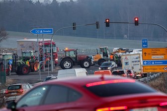 Bauernproteste: Wie es am Freitag in Westsachsen weitergeht - Blockade der A-4-Auffahrt Hohenstein-Ernstthal vom Donnerstag.