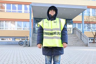 Bauernproteste zwischen Lob und Kritik: Das sagen die Westsachsen dazu - Silke Keller hilft im Auftrag der Verkehrswacht den Nicolaischülern über die Straße.