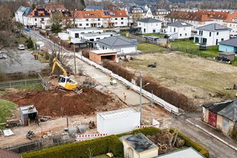 Bauernweg im Werdauer Ortsteil Leubnitz: Bau-Ende endlich im Frühsommer? - Die Baustelle Bauernweg in der Eisenbahnersiedlung aus der Vogelperspektive: Es scheint noch einiges zu tun zu geben.