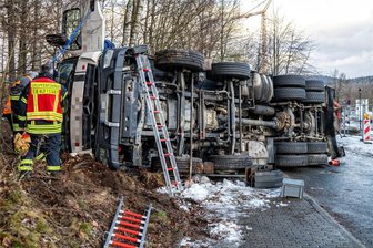 Baufahrzeug kippt in Eibenstock auf die Seite - Hoher Sachschaden - Der Laster rutschte auf die Böschung und kippte zur Seite.