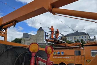Baufahrzeug zerstört Oberleitung: Straßenbahnen in Plauen standen still - An der Oberleitung der Straßenbahn in Plauen liefen am Dienstagmittag Reparaturarbeiten.