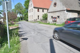 Baufahrzeuge rücken im Herbst am Herrenweg in Kleinwaltersdorf bei Freiberg an - Der Herrenweg in Kleinwaltersdorf muss umfassender instand gesetzt werden.