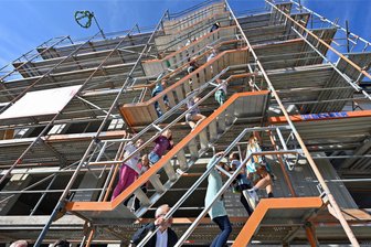 Baufirma taucht ab: Chemnitzer Grundschule wird nicht rechtzeitig fertig - Im September 2023 war Richtfest an der Grundschule Adelsberg. Eigentlich sollte der Ausbau beendet sein.