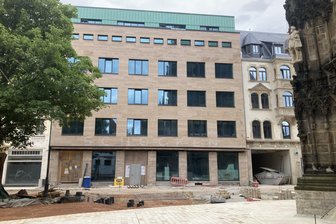Baufortschritt in Zwickaus City: Umweg um Dom fällt bald weg - Ab nächste Woche wird der Gehweg am „Schocken“ passierbar.