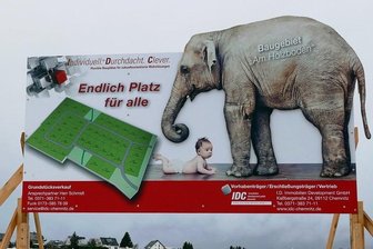 Baugebiet in Gornau erhält zweite Zufahrt - Diese Tafel weist auf das neue Gornauer Wohngebiet hin. 