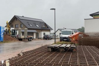Baugebiet lockt junge Familien nach Lugau - Das Wohngebiet Am Pfarrwald in Lugau. Laut Projektentwickler Erhard Wasmeier kommen die meisten Handwerker, die hier im Einsatz sind, aus Lugau und der unmittelbaren Region. Weil sich das Areal in einem Bereich der Stadt befindet, in dem die Ortsgestaltungssatzung nicht gilt, fallen die neuen Häuser optisch und in der Größe sehr verschieden aus.