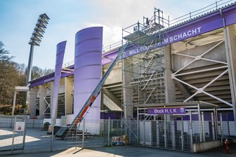 Baugerüst am Erzgebirgsstadion in Aue: Was hat es damit auf sich? - Ein Baugerüst steht seit kurzem am Erzgebirgsstadion in Aue.
