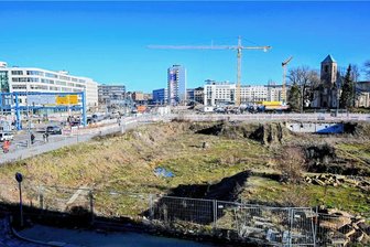Baugruben in der Chemnitzer City: Was passiert im Kulturhauptstadtjahr? - Seit mehr als zwei Jahren herrscht Stillstand in der Baugrube vorm Tietz. Auch auf der anderen Seite der Zschopauer Straße passiert derzeit nicht viel. Nur an der Ecke Augustusburger Straße/Bahnhofstraße wird gebaut. 