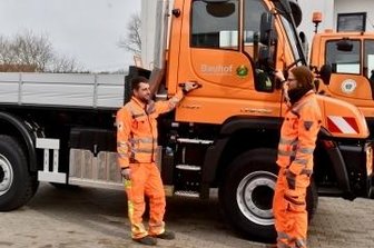 Bauhof erhält Auto für über 300.000 Euro - Die Bauhofmitarbeiter Toni Voigt (links) und Sven Weber am neuen Unimog.