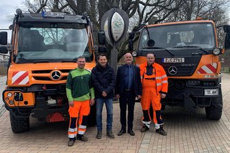 Bauhof Fraureuth hat einen neuen Unimog - Bauhofleiter Michael Skibbe (li.) und Stellvertreter Robert Jakob (re.) freuen sich über das neue Fahrzeug (li.).