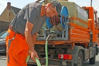 Bauhof vergießt 80.000 Liter Wasser - Seit knapp drei Monaten sind Thomas Meyer und seine Kollegen vom Werdauer Bauhof mit dem Wasserfahrzeug unterwegs, um im Stadtgebiet zu gießen.
