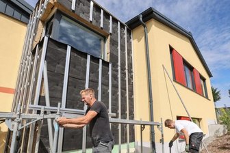 Baukosten für neuen Hort in Ottendorf laufen aus dem Ruder - Letzte Arbeiten am Hort-Anbau in Ottendorf: Ein Gerüst wird angebracht, um die restlichen Fassadenelemente montieren zu können.