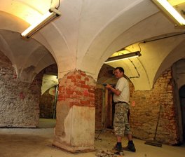 Bauarbeiten im Kellergewölbes des Max-Schneider-Gymnasiums
