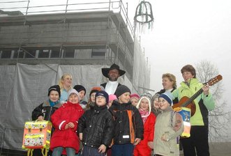 Bauleute versichern: Wir halten den Termin - 
              <p class="artikelinhalt">Die nächsten Schulanfänger aus dem Kinderhaus Sonnenschein gestalteten ein Programm. Das freute auch Zimmerergeselle Marco Paditz, der den Richtspruch verlesen hatte.</p>
            